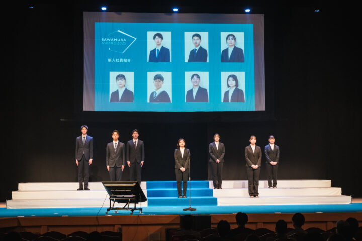 2025卒の入社式を、日本最古の歴史を持つ劇場「京都 南座」にて開催しました。